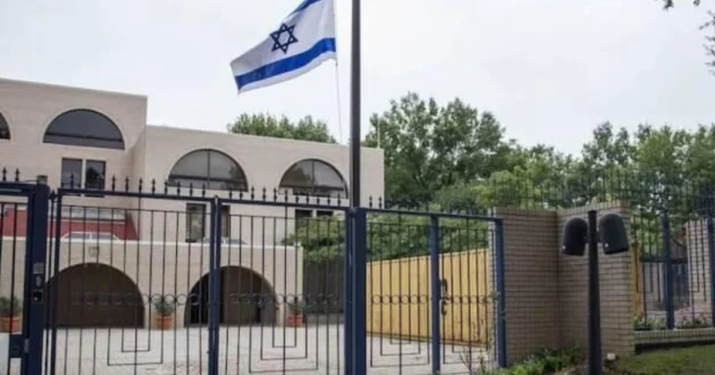 Пытались поджечь посольство Израиля