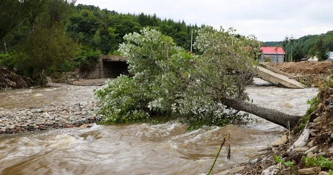 Şəhəri sel basdı! Körpü çökdü, yol bağlandı
