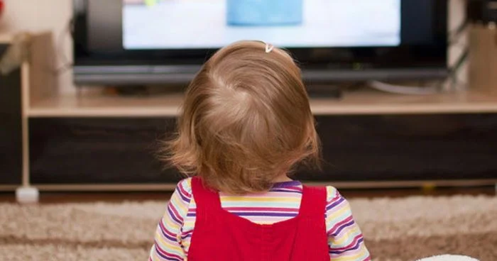 Televizor, telefon autizm yaradır? Psixoloqdan cavab