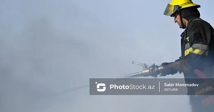 В Баку произошел пожар в двухэтажном доме