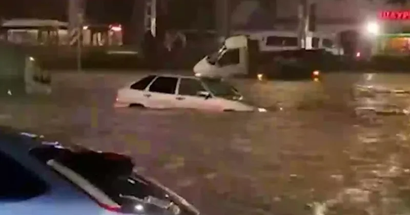 Улицы Махачкалы затопило ВИДЕО