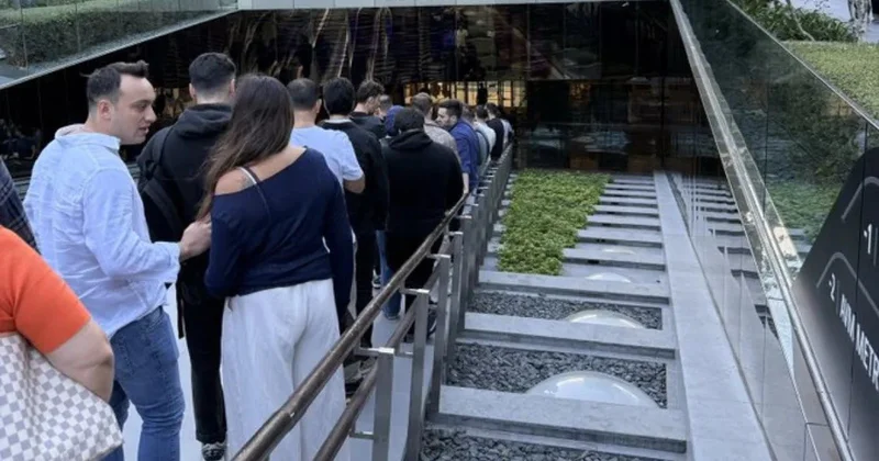 “iPhone 17” almaq üçün mağazanın önündə gecədən növbə tutdular FOTO
