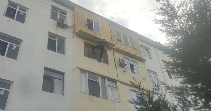 В Баку спасатели МЧС через балкон спасли двух малышей, запертых в квартире