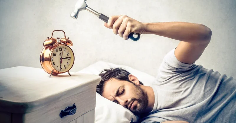 8 saatdan çox yatmaq adamı qocaldır