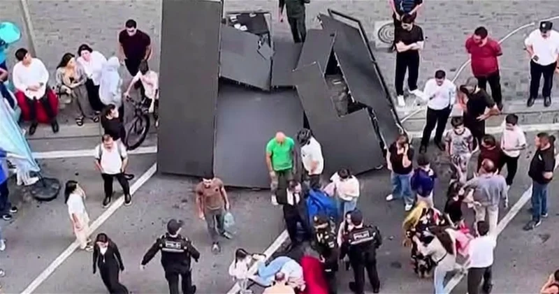 В Баку огромный экран упал на людей: есть пострадавшая ВИДЕО