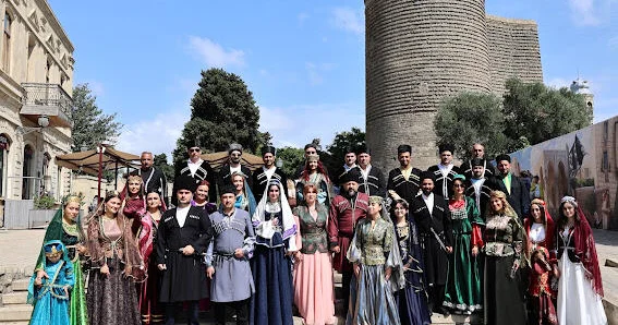 Yüzlərlə milli obraz bir gündə: İçərişəhərdə “Milli Geyimlər Günü” keçirildi