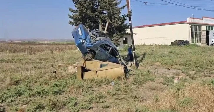 В Джалилабаде Mercedes врезался в электрический трансформатор