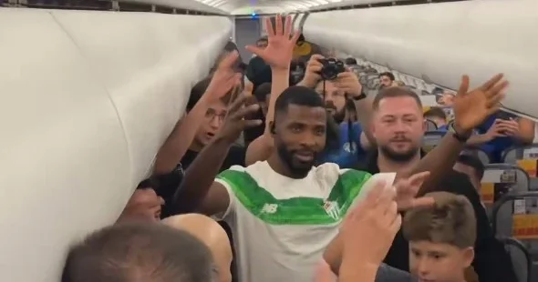 Toral Bayramovun dubl edən komanda yoldaşına təyyarədə xüsusi qarşılanma VİDEO