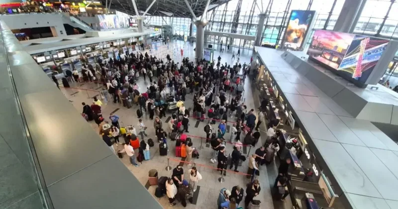 Более 400 рейсов задержаны и отменены в аэропортах Москвы На фоне крупнейшей атаки ВСУ