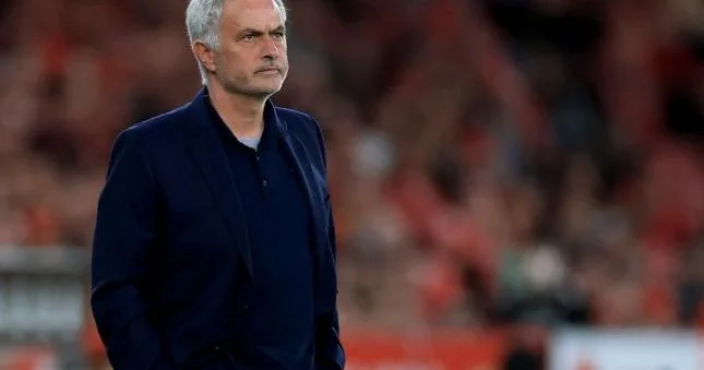 Mourinyo məğlubiyyətdən sonra hakimləri tənqid etdi