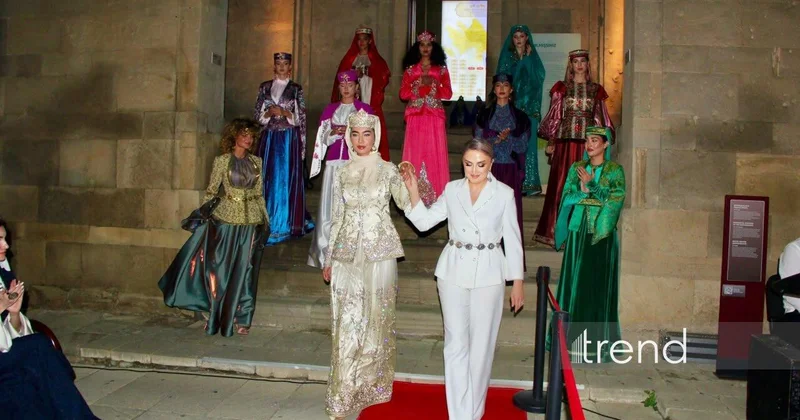 İlk “Milli Geyimlər Günü” festivalı çərçivəsində Gülnarə Xəlilovanın kolleksiyası təqdim olunub (Foto)