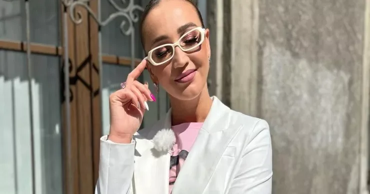 Olqa Buzova əməliyyatdan qalan izlərini gizlətdiyini açıqladı