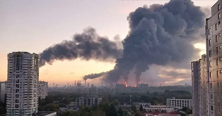 Сотни дронов атаковали Москву: горят склады, поврежден НПЗ Minval Politika