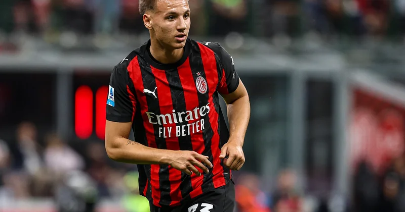 “Milan”ın paradoksu: Oynatmaq üçün saxladığı oyunçunu meydana buraxmır