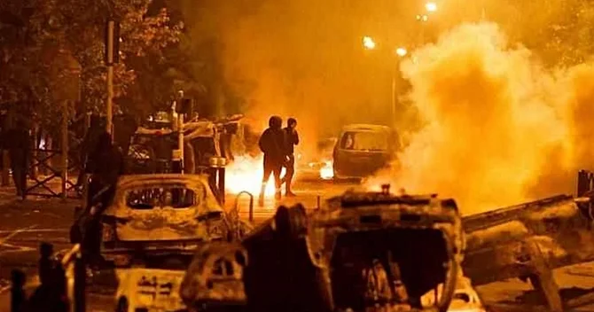 Fransada polis təqibində motosikletli gənc ağır yaralandı: 14 avtomobil yandırıldı