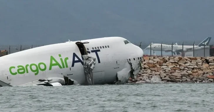 В Гонконге грузовой Boeing 747 выкатился в море, двое погибших