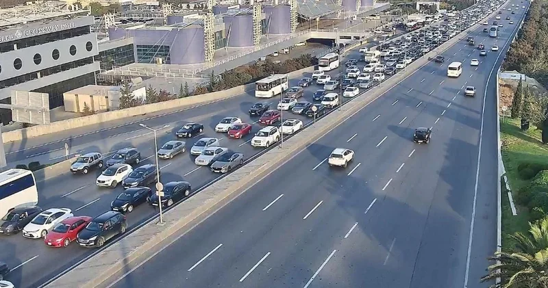 Bakının bir çox yollarında nəqliyyatın sıxlığı müşahidə olunur SİYAHI