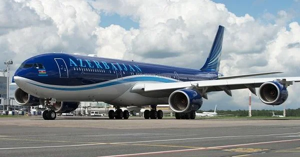 AZAL təyyarəsi dayanacağa buksirlənərək aparılıb TASS