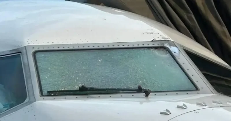 ABŞ də sərnişin təyyarəsinə meteor çırpıldı Pilot yaralandı FOTO