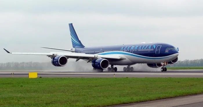 AZAL təyyarəsi Rusiyada məcburi eniş etdi Zolaqdan çıxdı