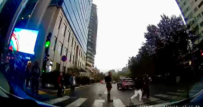 Şəhərin mərkəzində piyadalar işıqforu heçə sayıb yolu qaçaraq keçdilər VİDEO