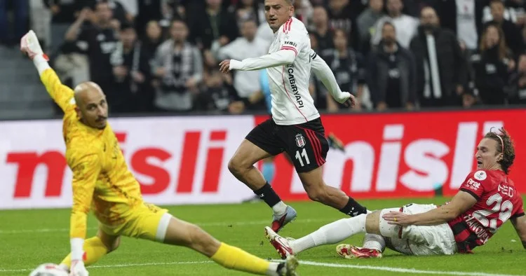Cengiz Ünder Beşiktaş da qalacaq