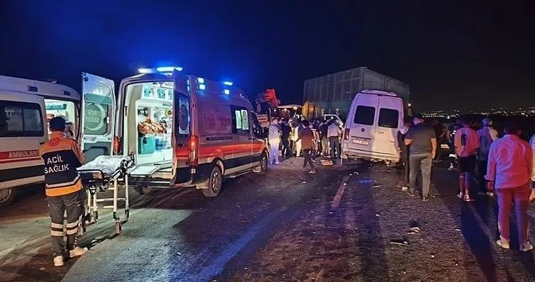 Hatayda mikroavtobus traktora çırpıldı 15 nəfər yaralandı