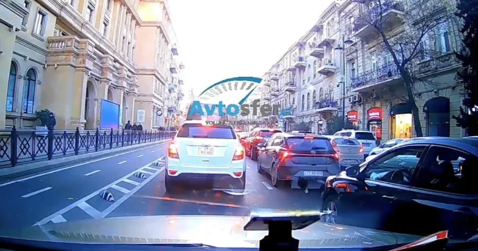 Bu küçədə digər 2 zolaqda hərəkət edənlər 40 manat cərimələnə bilər VİDEO