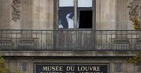 Paris prokurorluğu Luvr soyğununun iki ehtimalını nəzərdən keçirir