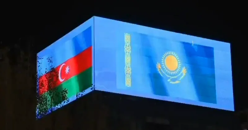 İlham Əliyevin səfəri öncəsi Qazaxıstan paytaxtı Azərbaycan bayraqlarına büründü