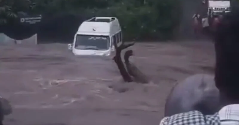 Паводки в Индии смыли автобус ВИДЕО