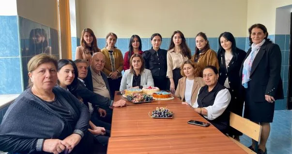 BİR MƏKTƏBDƏ ÜÇ ƏMƏKDAŞIN YENİ YAŞI... FOTOLAR