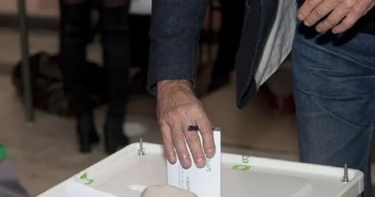 Prezident əsas müxalifətçi rəqibinin xaricdə müalicəsini təşkil edib