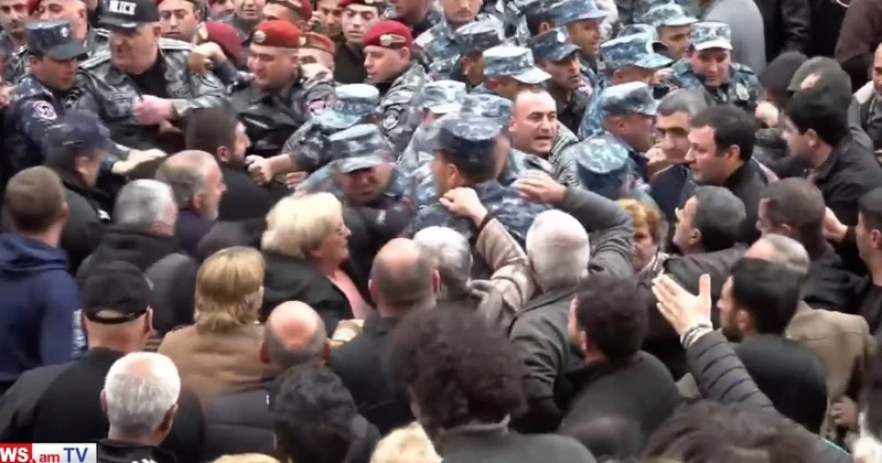 Gümrü sakinləri ilə polis arasında qarşıdurma VİDEO