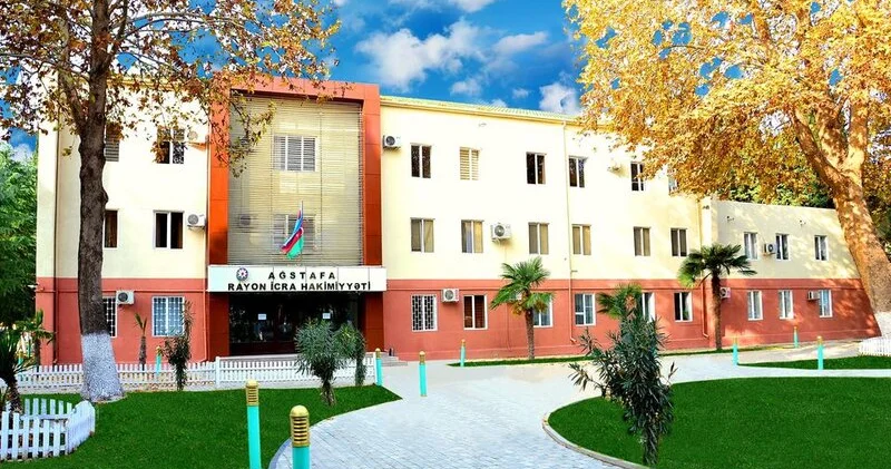 Ağstafa İcra Hakimiyyətinin həyətində kürəkən qohumlarını öldürməklə hədələdi TƏFƏRRÜAT