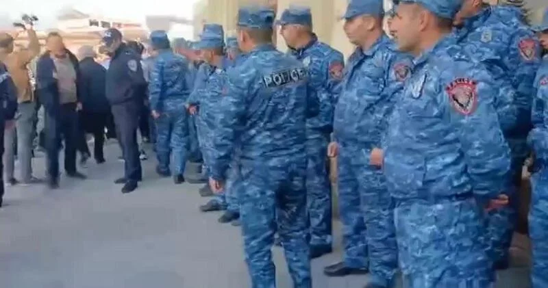 Мера Гюмри изолировали в его же кабинете ВИДЕО