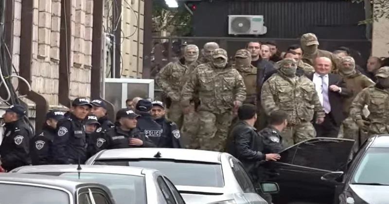Gümrü meri xüsusi təyinatlıların müşayiəti ilə bələdiyyə binasından çıxarılıb FOTO YENİLƏNİB
