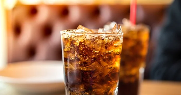 Həkim xəbərdarlıq etdi: Şəkərsiz kola da ürəyə zərər verir