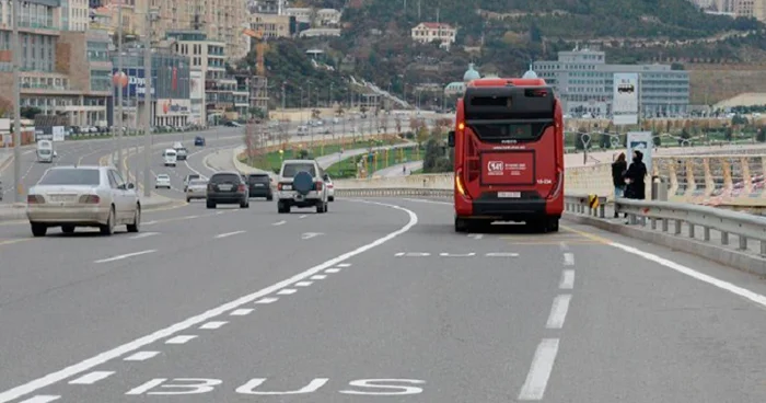 Çox sayda sərnişin daşıyan avtobuslara üstünlüyün təmin edilməsi, məhz tıxac olan küçələrdə lazımdır