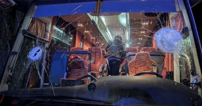 İtaliyada azarkeşlər rəqib komandanın avtobusunu daşa basıblar: Sürücü həlak olub