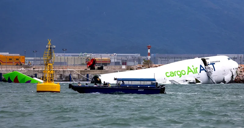 Honq Konqda yük təyyarəsi uçuş enmə zolağından çıxıb, iki nəfər ölüb