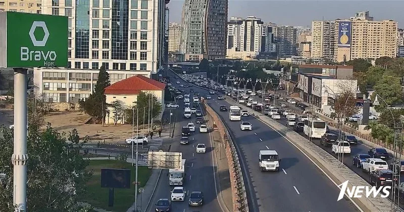 В Баку на нескольких улицах и проспектах затруднено движение транспорта СПИСОК
