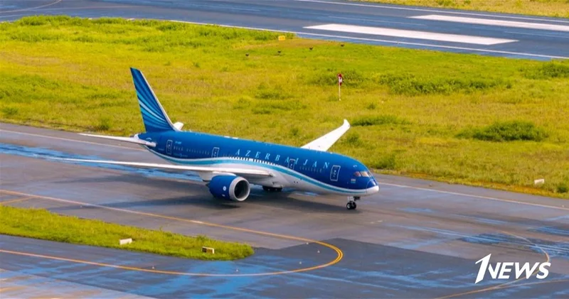 Пассажиры борта AZAL вылетели в Баку после аварийной посадки в Пулково ОБНОВЛЕНО ФОТО ПРИЧИНА