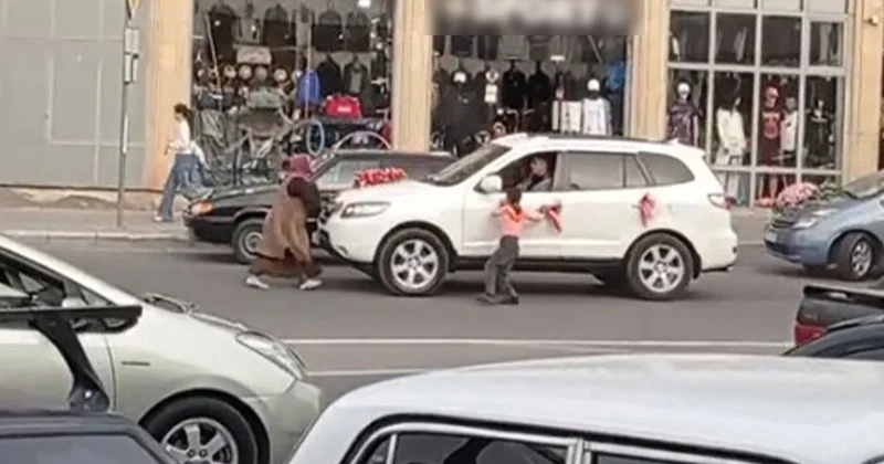Toy karvanında sürücü avtomobili yolu kəsən qaraçının üzərinə sürdü