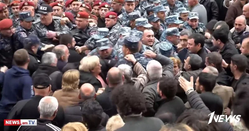 Против собравшихся у здания мэрии Гюмри полиция начала применять силу ВИДЕО