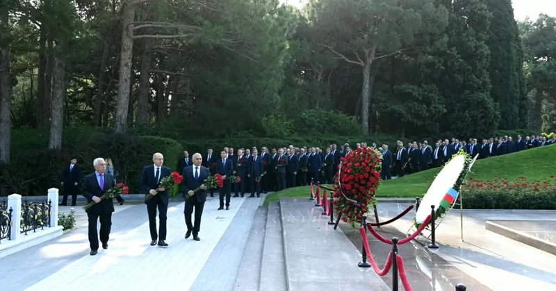 Энергетики посетили Аллею почетного захоронения и Аллею шехидов фото