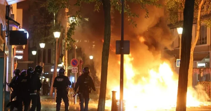 Dağılan Paris və Makronun “son rəqsi” Fransanı ağuşuna alan xaosun detalları