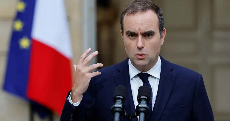 Лекорню: Первая ночь после введения комендантского часа во Франции прошла спокойно