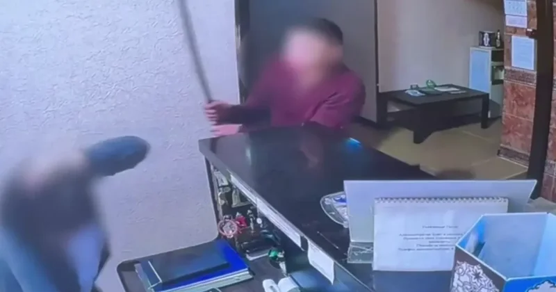 Россиянин избил пожилую сотрудницу отеля костылем: ВИДЕО