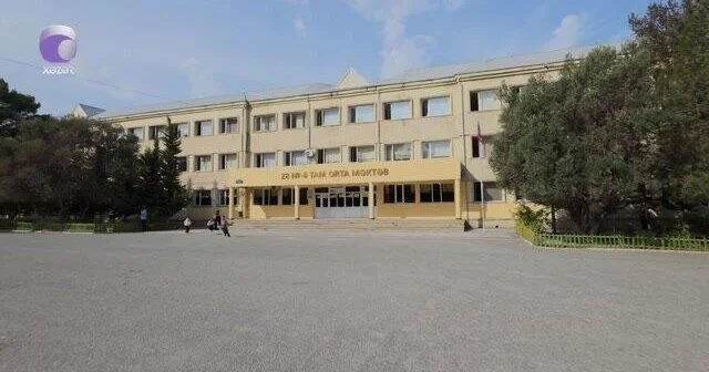 Məktəbin ərazisi tikanli məftillərlə çəpərlənib (Video)